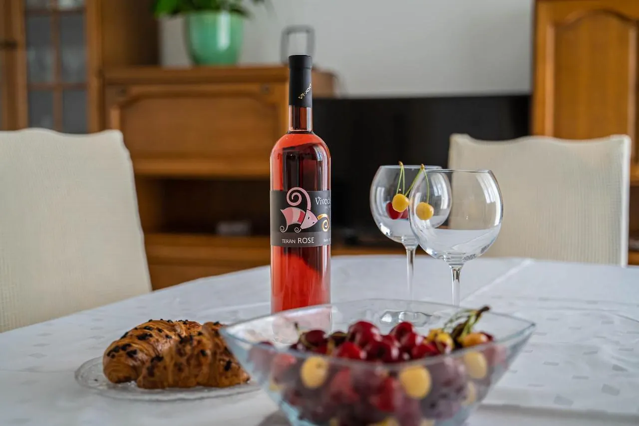 Apartman Ana Διαμέρισμα Πούλα 0*,
