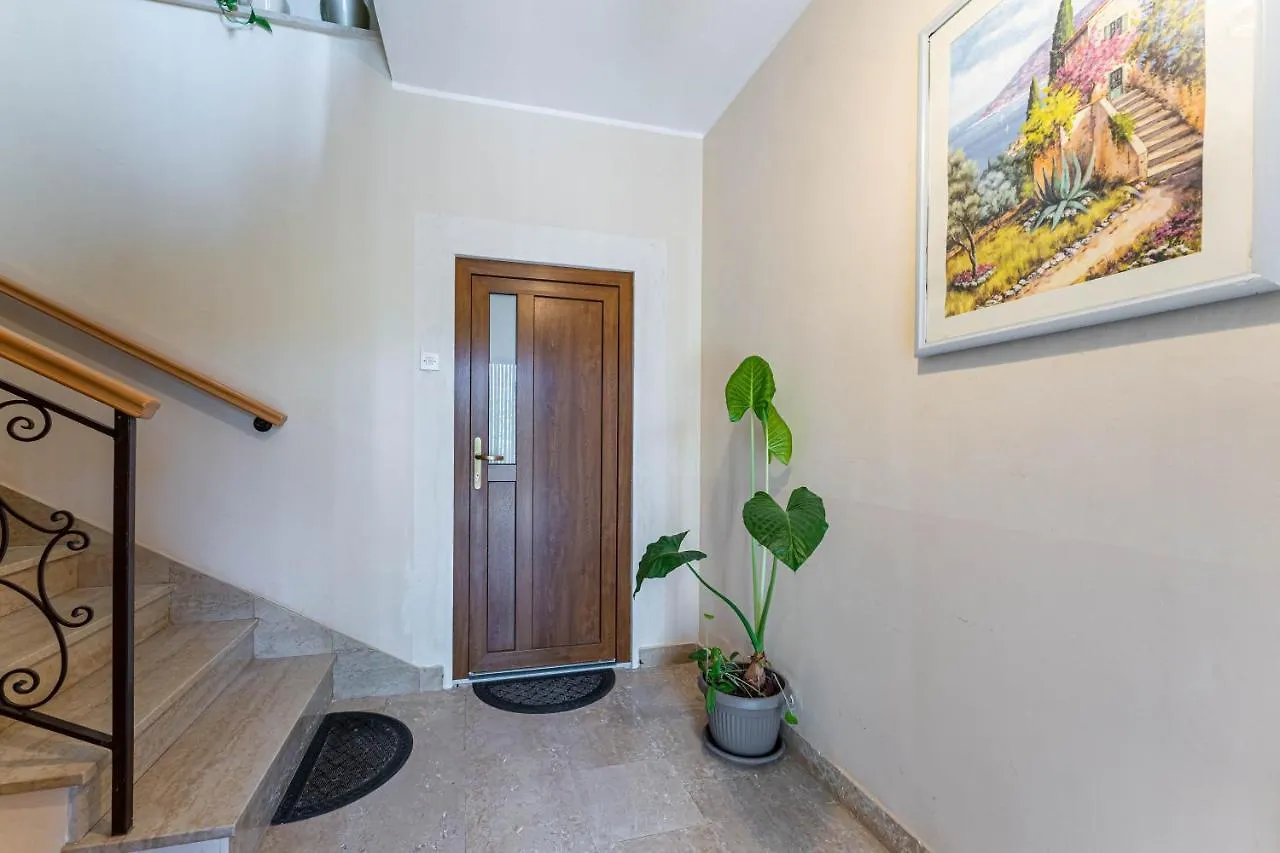 Apartman Ana Διαμέρισμα Πούλα 0*,
