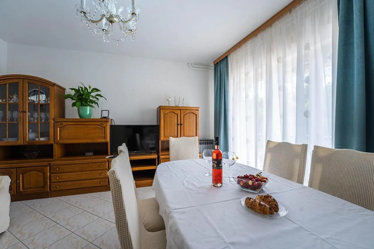 Apartman Ana Διαμέρισμα Πούλα