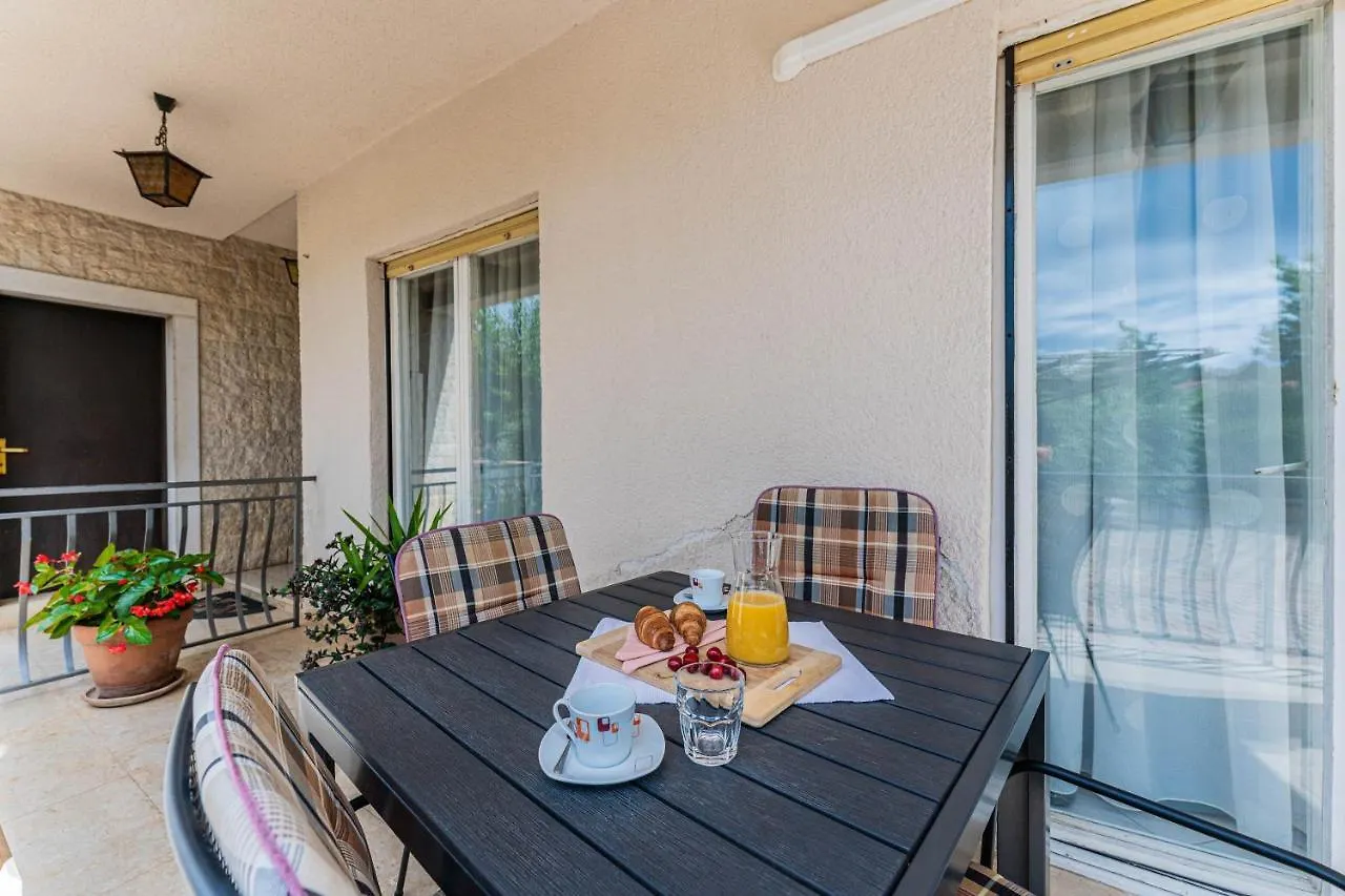 Apartman Ana Διαμέρισμα Πούλα